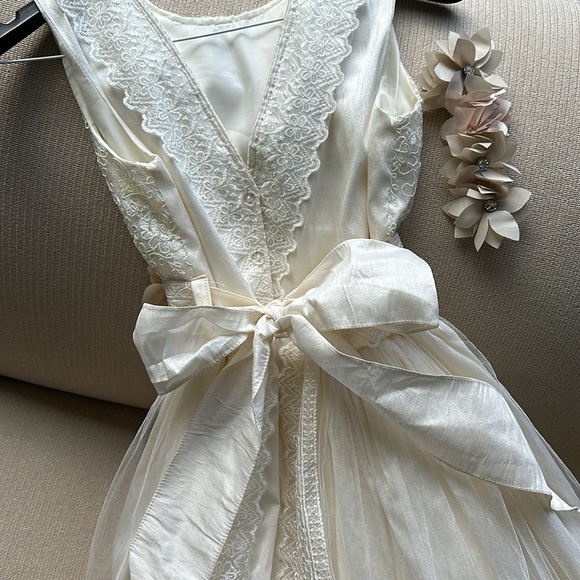Girl dress with detachable flowers, Flower Girl Dress Tulle, First Communion. - Picture 3 of 8